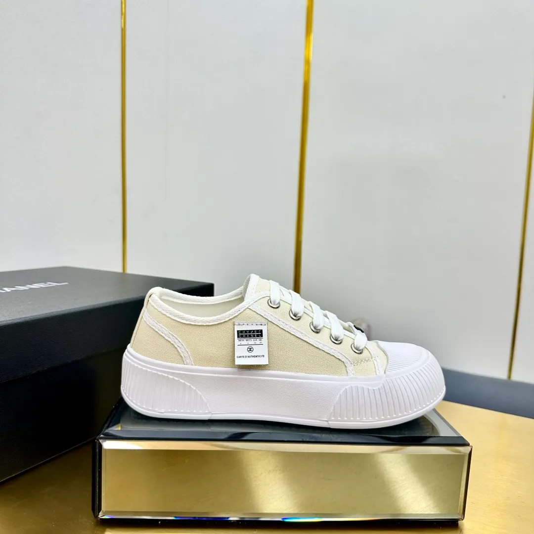 👟👟Ex-factory price 420👟👟 Chanel Chanel - 2024 counter top casual panda shoes sneakers. This classic design; the upper is electro-embroidered with a variety of techniques; the outsole is fashionable and sporty; it is unusual to incorporate a variety of color matching elements... The diversified mix and match is very beautiful and versatile, and can be used for leisure, fashion, sports and outdoor... ꫛꫀꪝ Go➫ Material: ❶The upper is made of: original imported mercerized velvet++ waterproof cloth ❷The inner lining is made of: sheepskin. Full set of boutique packaging for women 35–41